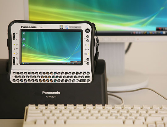 クレードルは充電台だけでなく、ポートリプリケーターとしての機能も併せ持つ。オフィスへ戻った後はCF-U1をデスクトップPCとして使える。