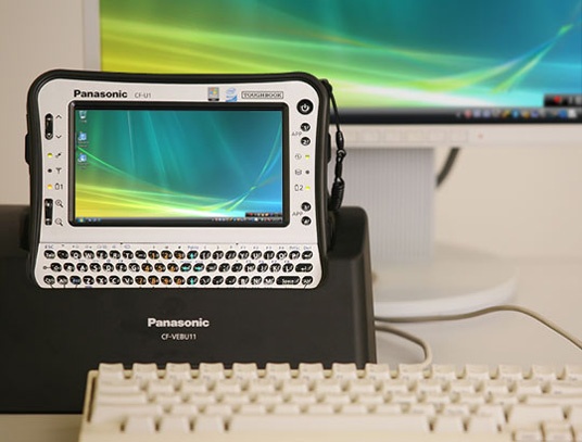 クレードルは充電台だけでなく、ポートリプリケーターとしての機能も併せ持つ。オフィスへ戻った後はCF-U1をデスクトップPCとして使える。
