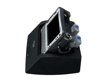本体の充電をしながら、キーボードやマウスを接続してデスクトップパソコンとして使えるクレードル。2基のバッテリーチャージャーも備える。