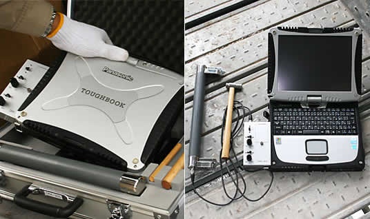 アタッシュケースにコンパクトに収められた聴強器(左)。タフブックと、それに取り付けられた振動計、振動検出器、ハンマーから構成される(右)。