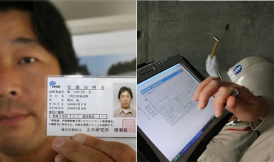 聴強器の使用には土木研究所で実施される講習会を受講し、証明書を受ける必要がある(左)。タブレットモードにしたタフブックなら、片手に抱えたまま、画面に指で触れて操作できる。パソコンを置く場所がない現場でも、立ったままでの作業が可能だ(右)。
