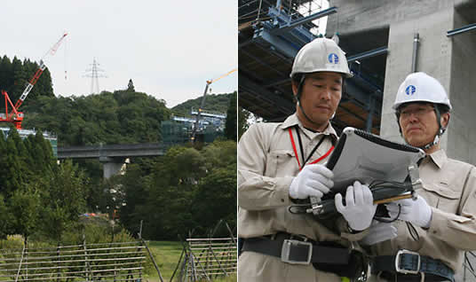 西高架橋の建設現場。奥に見えるのは磐越自動車道の高架橋（左）。屋外作業の多い工事現場では、いつ、雨が降ってくるかわからない。タフブックの優れた防塵・防滴性能は現場測定に安心感をもたらす（右）。