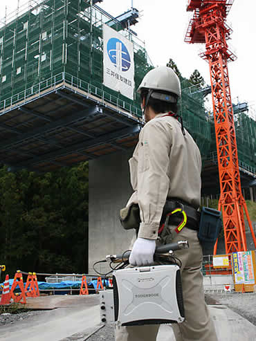 やじろべえのように、橋脚から両側にコンクリート桁を張り出していく西高架橋の現場。