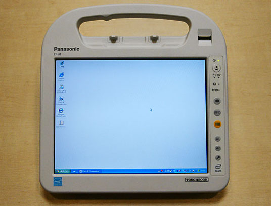ボタンも含め、凹凸を可能な限り少なくして、拭き取りやすいスムースな形状にした。