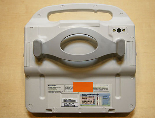 手のひらにフィットするドーム型の背面形状。ストラップも備え、片手で持ったときの安定感は高い。