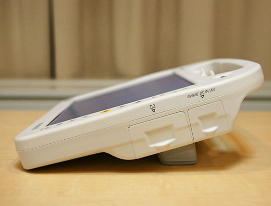 机に直置きしても、モニターが見やすいよう傾斜がつく。