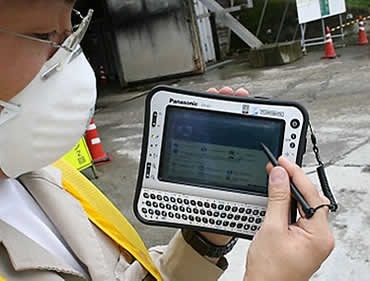 ウルトラモバイルPC版タフブック「CF-U1」は片手で簡単に持ち運び、操作ができる