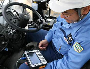 ホイールローダの運転席に座って電源スイッチを入れると1分足らずで素早く起動する