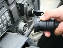 USB変換コネクターを介して、運転席の専用プラグにCF-U1を接続する