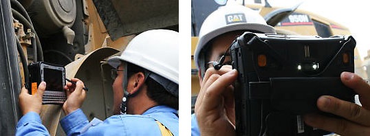 裏面のレンズを使ってデジタルカメラとして使用中のCF-U1。ビデオ撮影も可能だ(左)。薄暗い場所でも、レンズ脇の2つLEDランプにより鮮明に撮影できる(右)