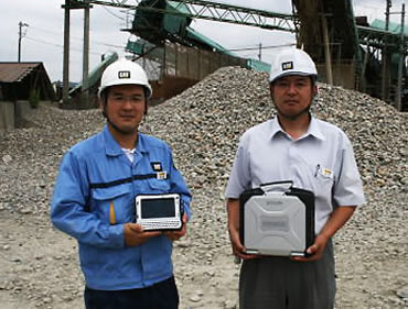 CF-U1を手にする高橋氏（左）と通常のメンテナンスに使用しているCF-30を手にする営業担当の田中セールス（右）