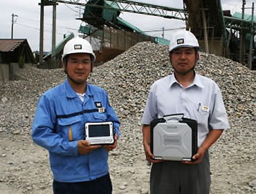CF-U1を手にする高橋氏(左)と通常のメンテナンスに使用しているCF-30を手にする営業担当の田中セールス(右)
