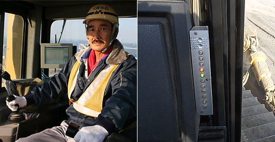 運転席の後部にはタフブックが搭載されている(左)。設計高さに対する現在の地盤高は運転席パネル右側のLED表示器でオペレーターに知らせる(右)。