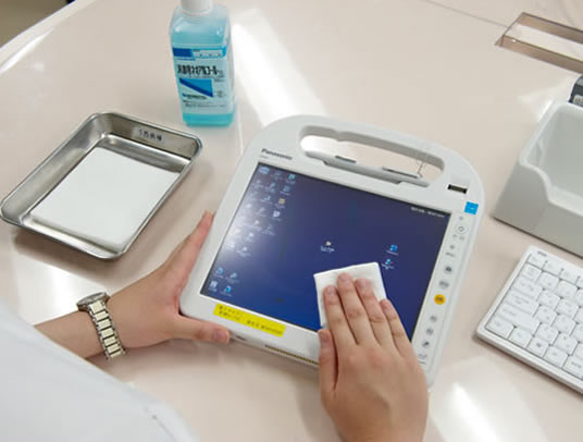 清潔を保ちやすいのもCF-H1の特徴。凹凸がなく、ふきムラが残りにくい上、消毒アルコールや次亜塩素酸が使える