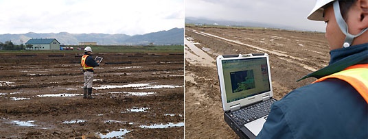 広大な農地の真ん中でインターネットに接続。ピンポイントの天気予報情報をチェックする