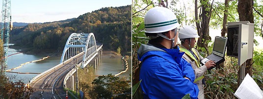 橋の左右に水質汚濁防止フェンスを設置したところ(左)。フェンスの下端に取り付けた間げき水圧計の測定値も、タフブックがあればその場で確認し、すぐに対策が行える(右)