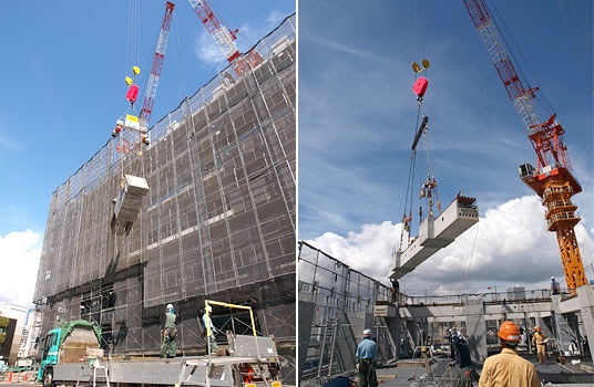 工場製作した柱をタワークレーンでつり上げながら回転させ、すぐに設置できるようにする(左)。最上階に次々とつり下ろされる梁(右)