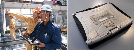一日中、現場で使っても電源は十分もつので安心（左）。タフブックの予備機（右）には現場での"歴戦"の跡がうかがえる