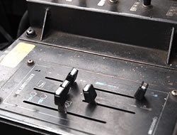 フォークリフトの運転室。ほこりが多く普通のパソコンはすぐに故障してしまうほど。