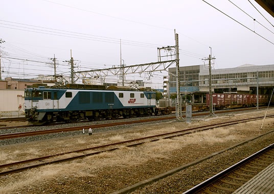 東北本線を北に向かうJR貨物のコンテナ列車。機関車にはGPS機器とタフブック「CF-19」が搭載されている