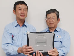 建築監督員の今本泰久氏（左）と建築機械監督員の信谷英雄氏（右）