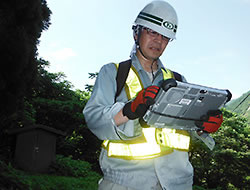 落石事故の原因調査現場でパナソニックのタブレット「タフパッド FZ-G1」を使う中央復建コンサルタンツ 地盤・防災グループ統括リーダーの國眼定氏