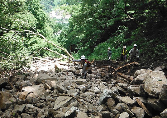 無人ヘリで撮影した写真や地形の点群データなどの情報を基に、斜面状に岩隗がたまっている場所を突き止め、さらに詳細な現地調査を行う