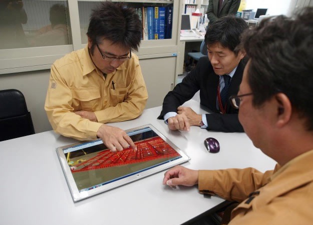 タフパッド 4K UT-MB5を囲んで施工方法を検討する。大林組JVの現場事務所で