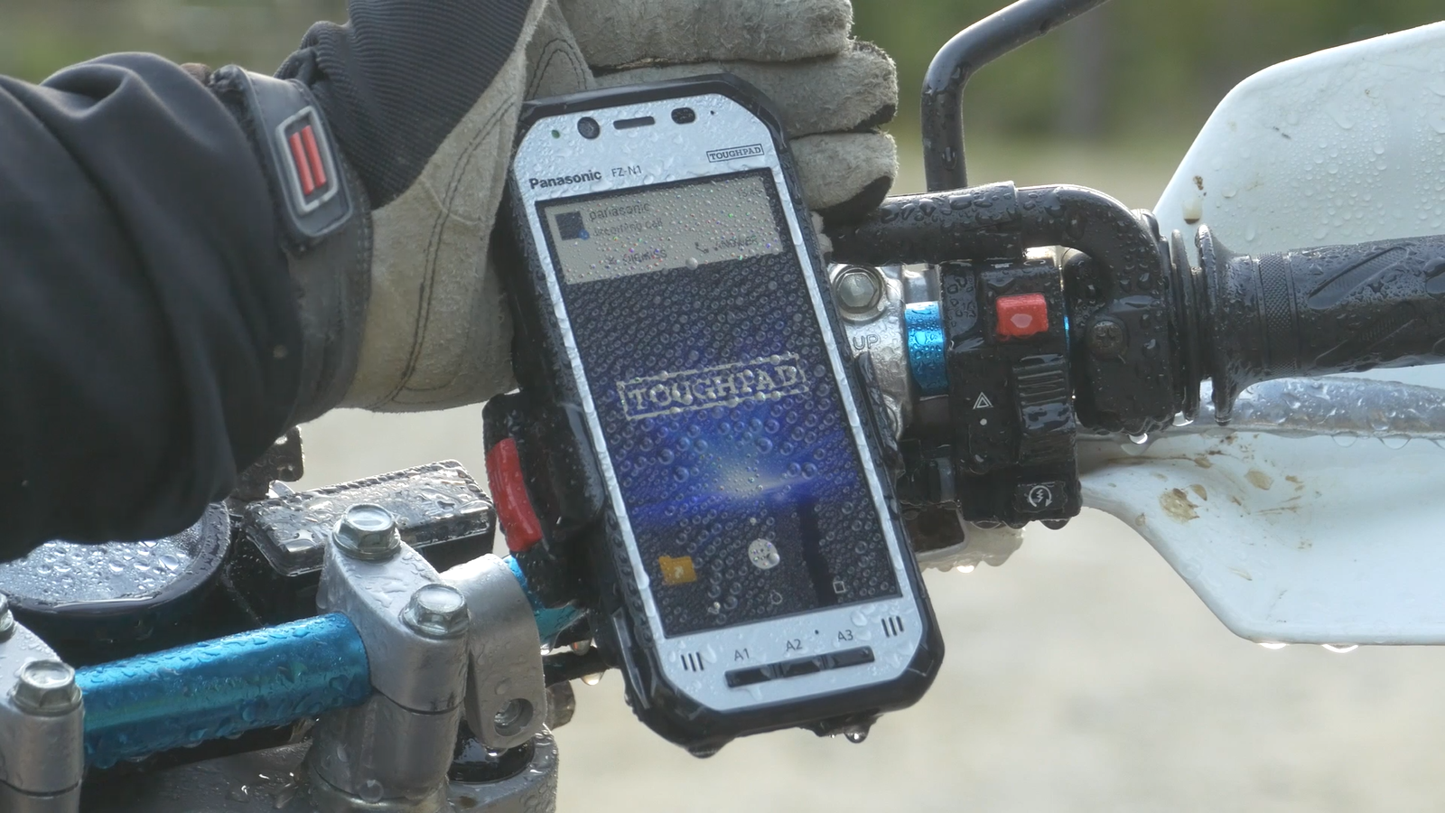 水滴がついたままの「FZ-N1フラットモデル」に電話がかかってきても、手袋のままタッチ操作できる。3つのマイクとノイズサプレッサー機能を搭載しているため、騒音が激しい場所でもクリアな通話が可能。