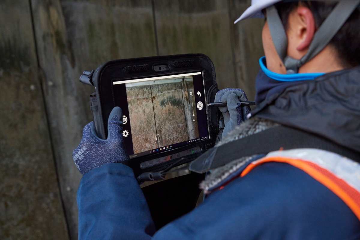 「TOUGHPAD FZ-G1」の内蔵カメラで変状部分の撮影も迅速に行える。デジタルカメラを持ち歩く必要がなくなる上、撮影した写真は図面上の変状箇所と自動で紐づけられ、注釈の記入もその場で完了。