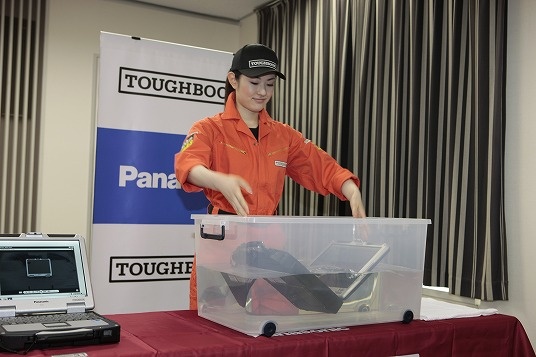 タフブックを起動したまま水没させても、動き続けていた。電気回路への水の浸入をブロックする、高い密閉性をアピールするデモ。