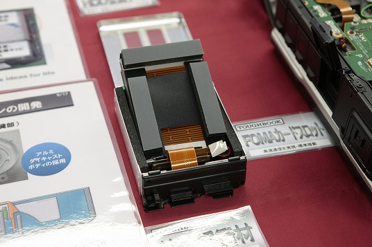 緩衝材で包み、さらにマグネシウム合金でパッケージングされたハードディスク。