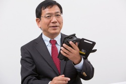 タフパッド防爆モデルを手にする家入氏