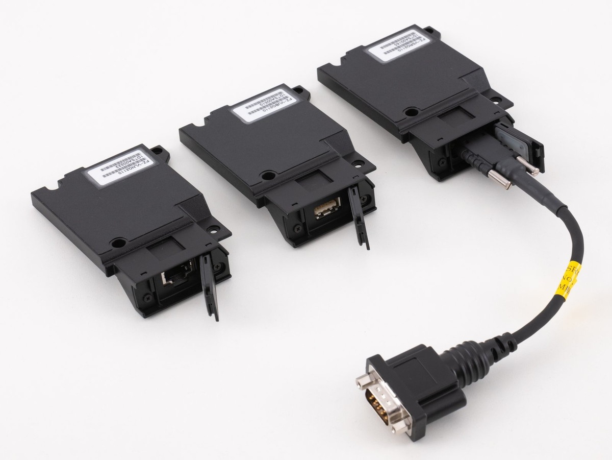 LANコネクター(左)、USB2.0(Type-A)ポート(中)、シリアルコネクター(右)