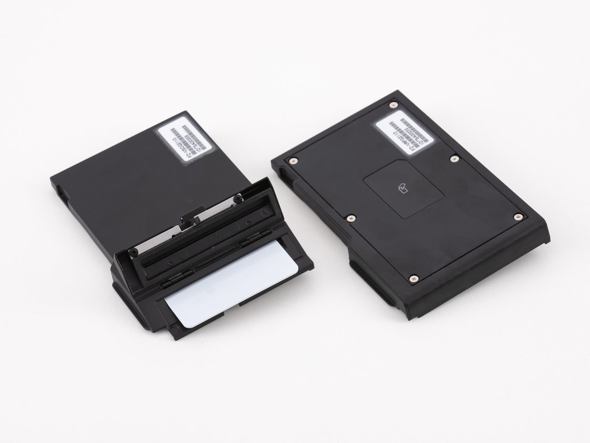 スマートカードリーダー(左)と非接触ICカードリーダー(右)
