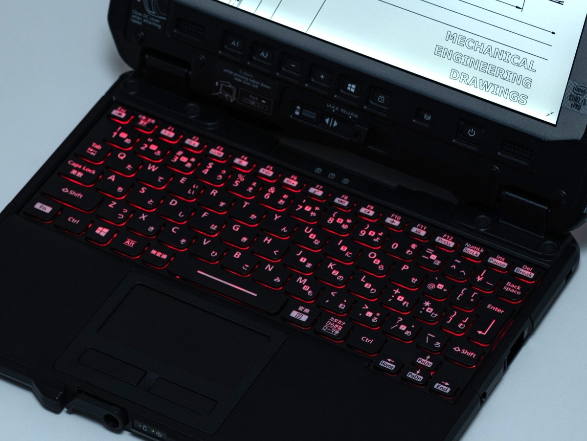 キーボードにはLEDが内蔵されており、暗所作業をサポート。発光色も変更できる。