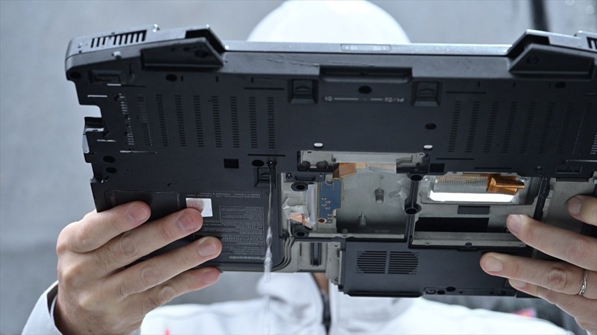 キーボードが水びたしになってもボディ下部から排出される。（詳しくは動画で）