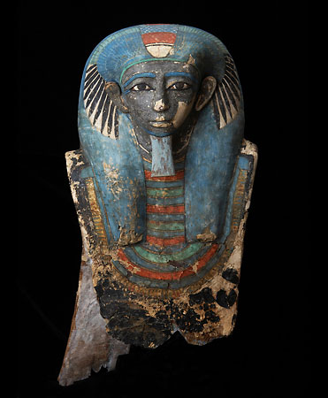 コバルトブルーの彩色と、造形が美しいセヌウのミイラマスク。約3800年前の中王国時代に生きた軍事司令官だったと考えられる。