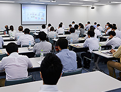 2013年7月5日、埼玉県大宮市で開催された「タブレット業務活用セミナー」には、製造や金融などの法人ユーザーをはじめ、IT機器の専門商社、SIer、通信キャリアなど24社から45名が参加した。