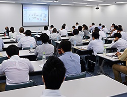 2013年7月5日、埼玉県大宮市で開催された「タブレット業務活用セミナー」には、製造や金融などの法人ユーザーをはじめ、IT機器の専門商社、SIer、通信キャリアなど24社から45名が参加した。