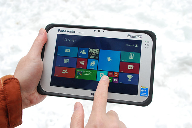 Windows搭載モデル「TOUGHPAD FZ-M1」は高性能のIntel Core i5プロセッサーを搭載。バーコードリーダーなどの豊富なオプションも魅力だ。