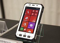 通話もできる5型頑丈タブレット「TOUGHPAD FZ-E1」。1次元/2次元対応バーコードリーダーを内蔵しており、全36種のバーコードを読み込める。連続読取速度は約250ms。