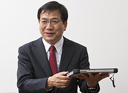 TOUGHPADの軽さと厚さのバランスを評価する家入氏。手にしているのは10.1型の「TOUGHPAD FZ-G1」。