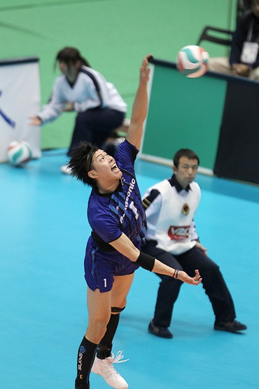 パンサーズ 清水邦広選手の豪快なサーブ。こうしたプレーが逐一データとして記録されていく