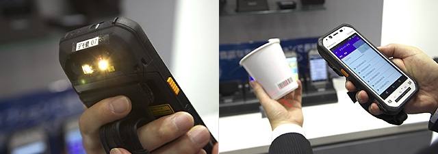 斜め配置の背面バーコードリーダーにより、画面を見ながら読み取り操作が行えるのが特長