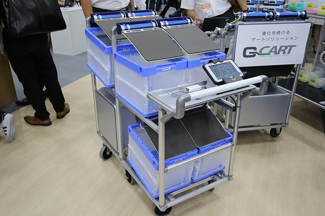 管理端末に「タフパッドFZ-M1」を搭載したタクテック様のゲート式仕分けシステム「G-CART」。