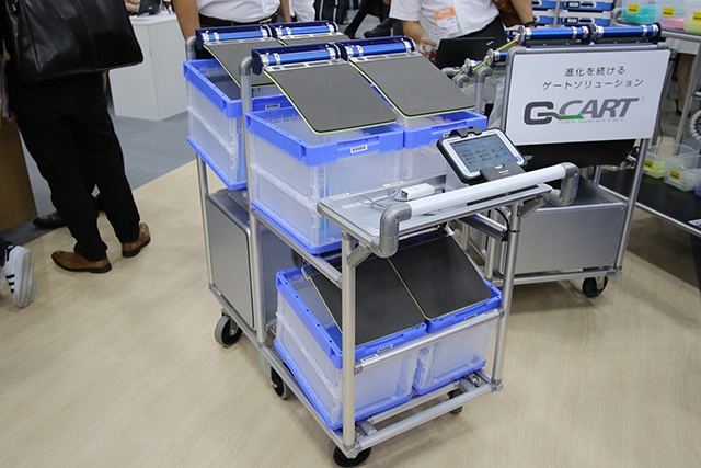 管理端末に「タフパッドFZ-M1」を搭載したタクテック様のゲート式仕分けシステム「G-CART」。