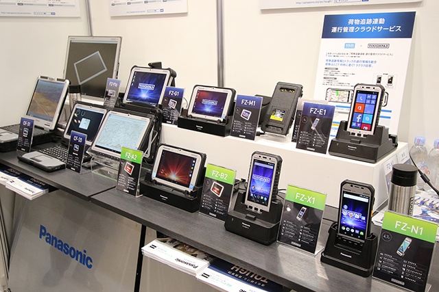パナソニックブースにはタフパッド/タフブックの全ラインアップを展示。実機に触れることができた。