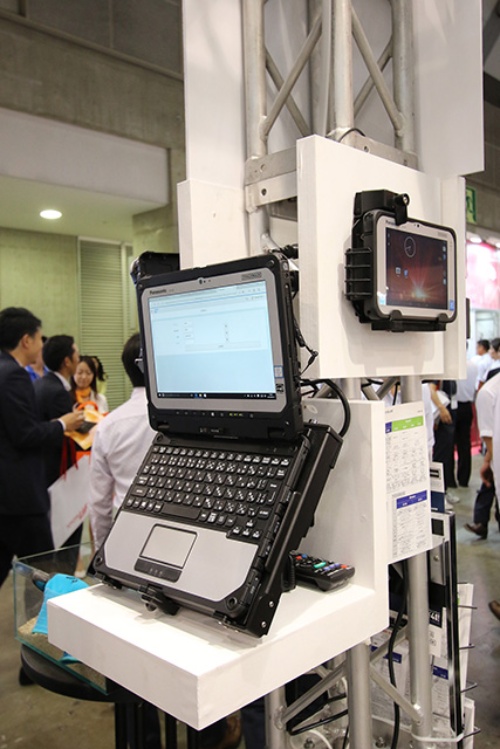 特に注目を集めていたデタッチャブルの10.1型最新タフブック「CF-20」。熱心に説明を聞く来場者の姿が見られた。