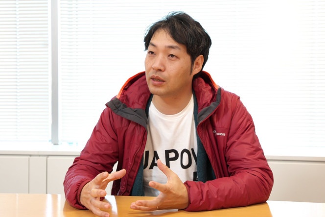 悪天候や極低温化でも使えるタフパッドの環境性能を評価する福島氏。